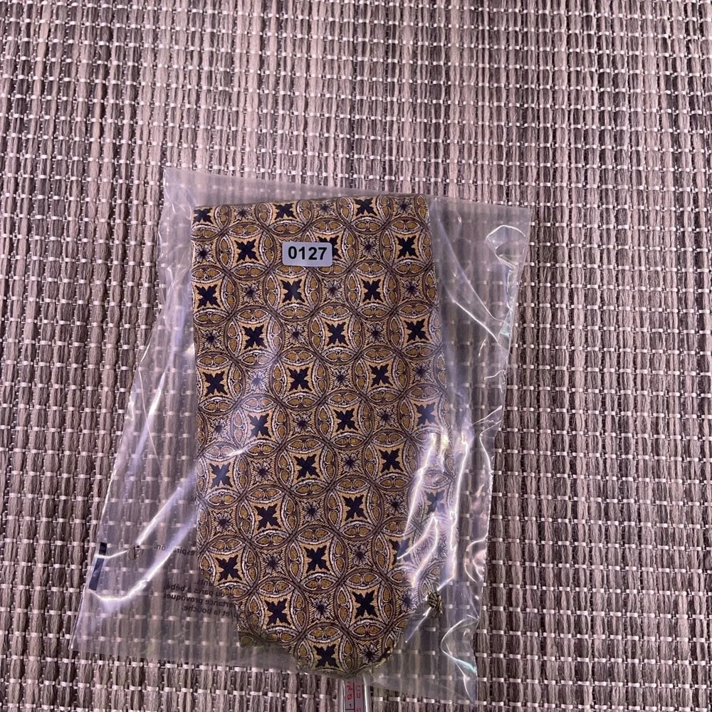 XMI Platinum Mens Silk Tie Gold Navy Blue Geometric Medallion Hand Made USA 57x4